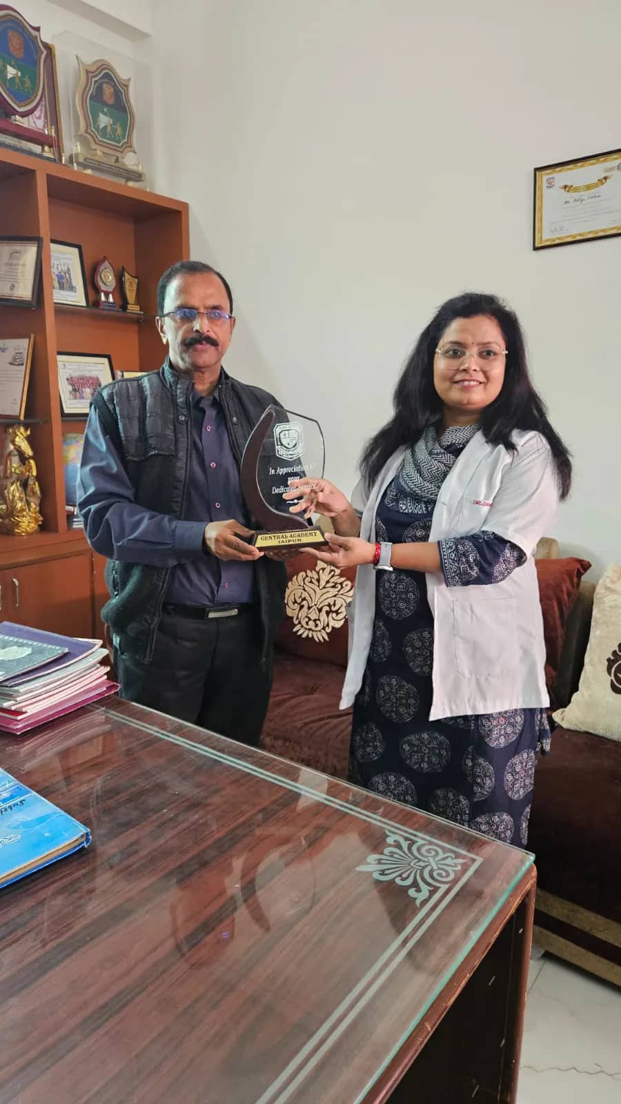 Dr. Jahanvi Tyagi receiving a memento from the school after the dental camp