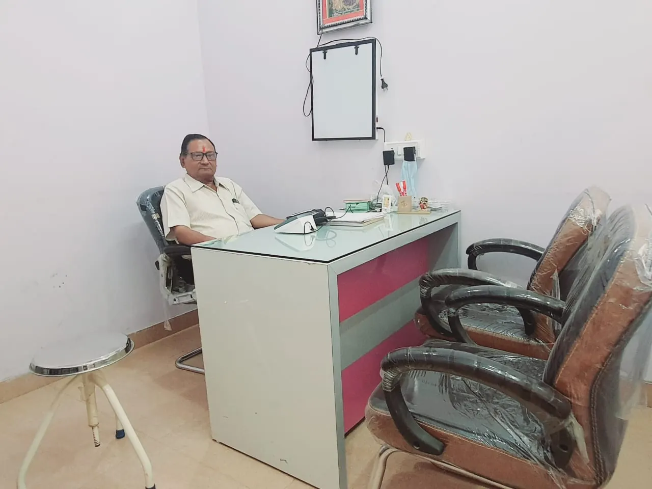 A desk and chairs in one of the clinic's rooms
