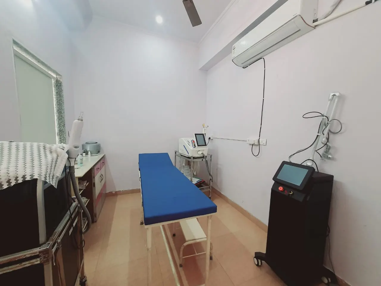 Skin and laser room with a treatment bed and laser machine